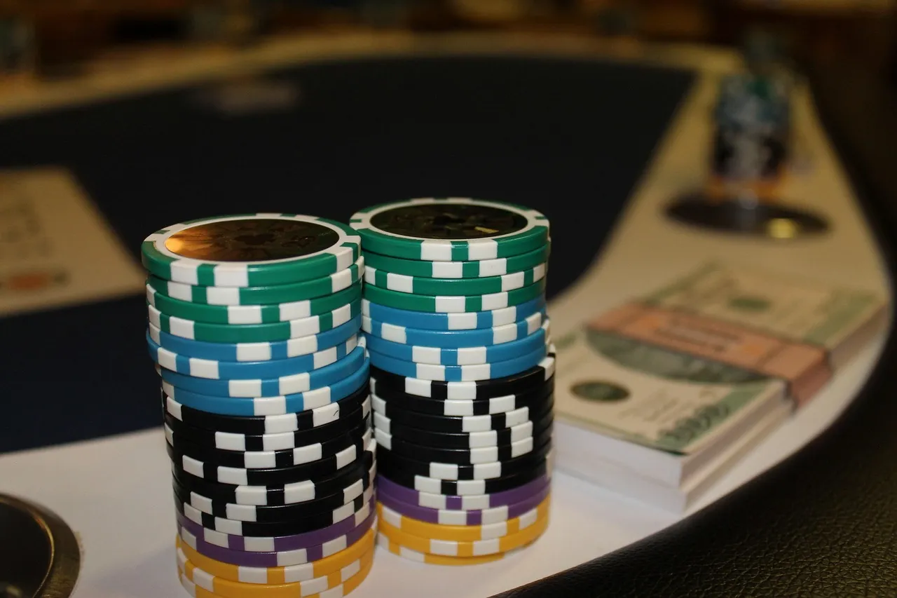 Fichas de casino apiladas en diferentes colores